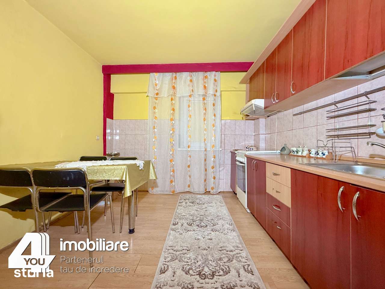 Apartament 3 camere în Ineu central ,spatios 93 mp,situat la parter — fotografia 1