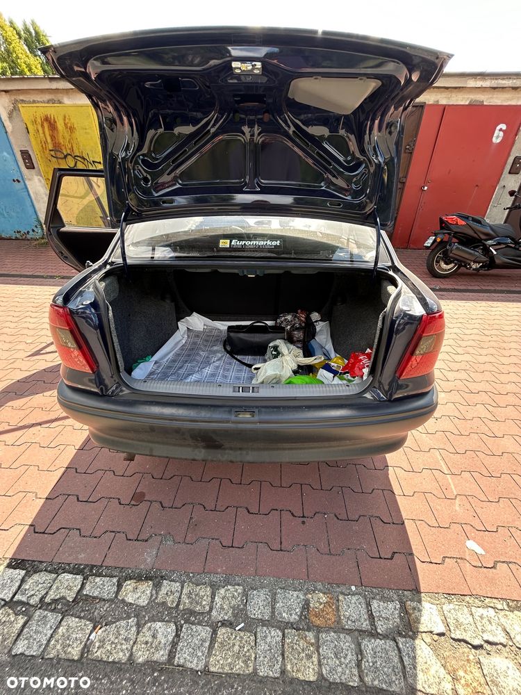 Opel Astra 1.4 GL - 11