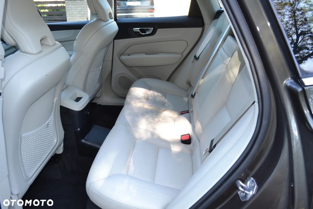 Volvo XC 60 T8 AWD Plug-In Hybrid Momentum Pro - 11