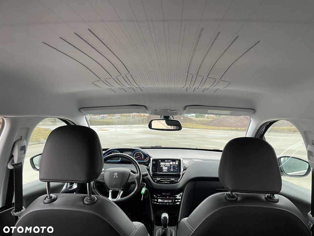 Peugeot 2008 1.2 Pure Tech Allure S&S - 17