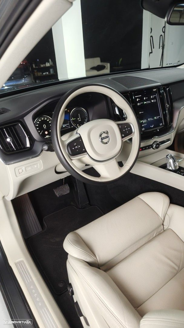 Volvo XC 60 2.0 T8 PHEV Momentum Plus AWD - 22
