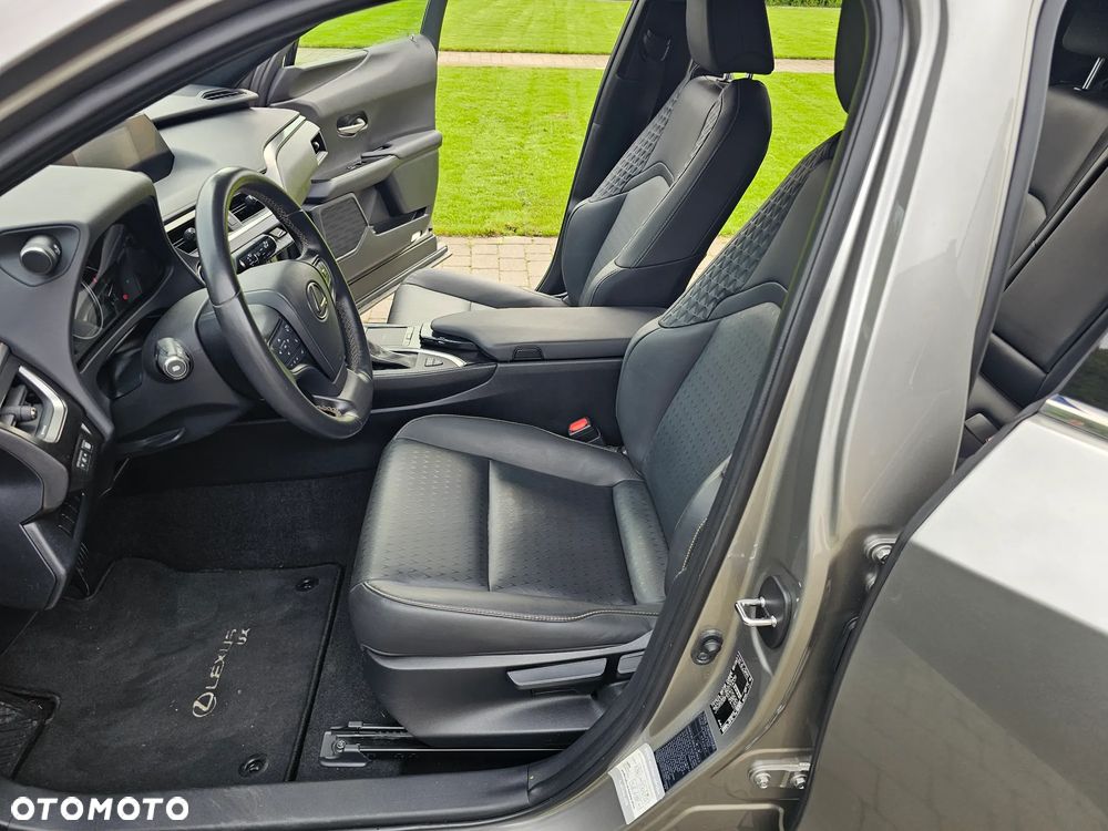 Lexus UX - 10