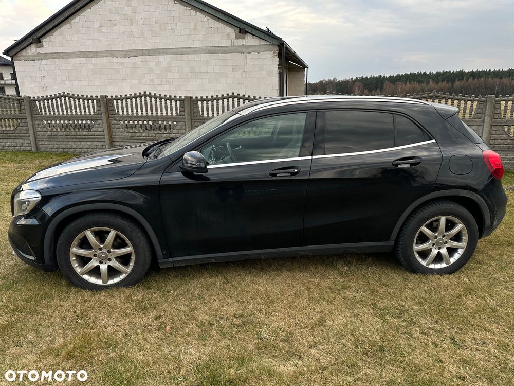 Mercedes-Benz GLA 220 d 4Matic 7G-DCT - 4