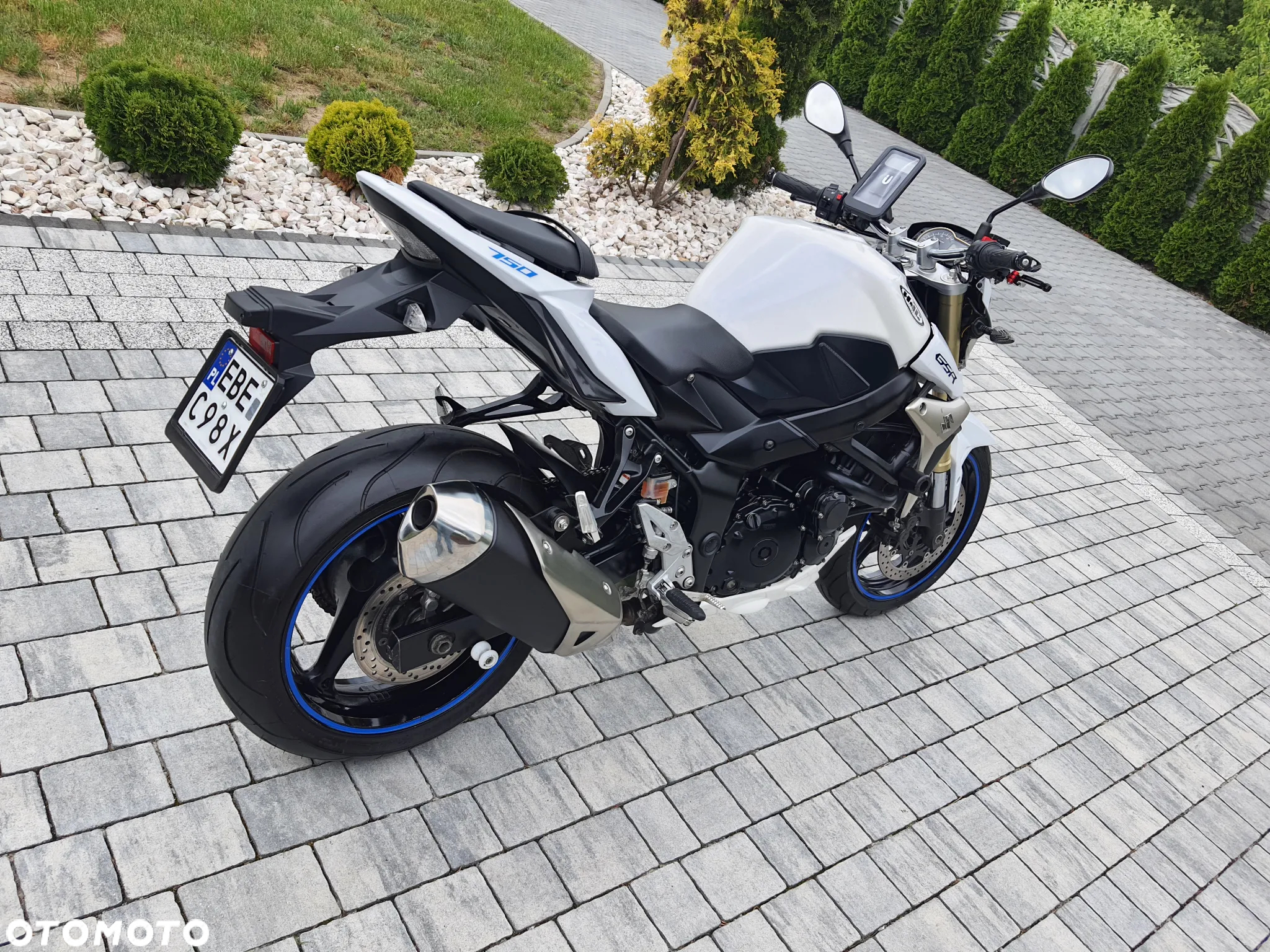Suzuki GSR - 3