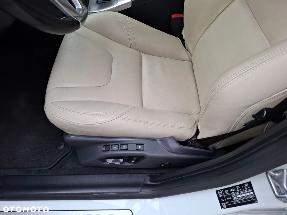 Volvo V60 D6 AWD Plug-in Hybrid Momentum - 5