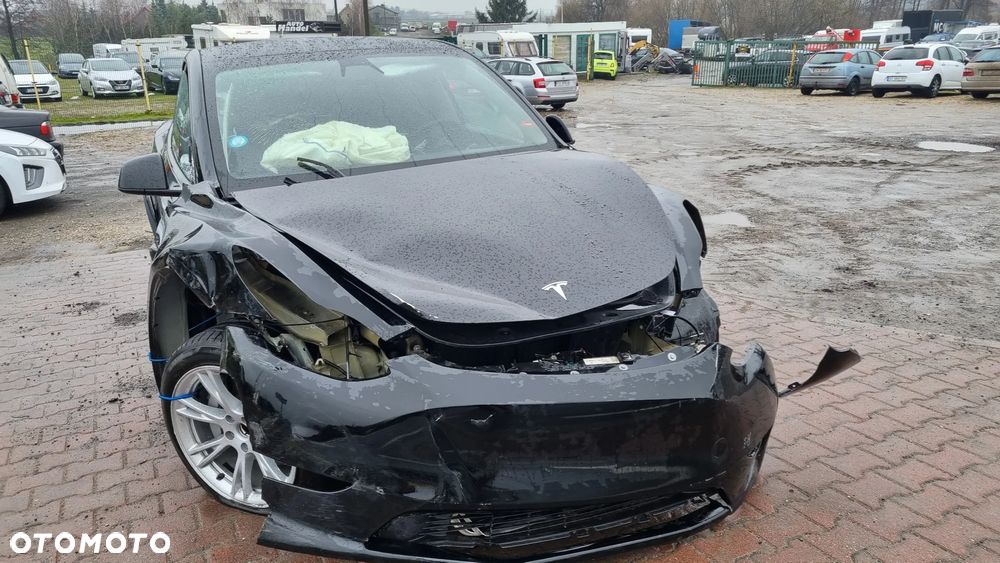 Tesla Y - 18