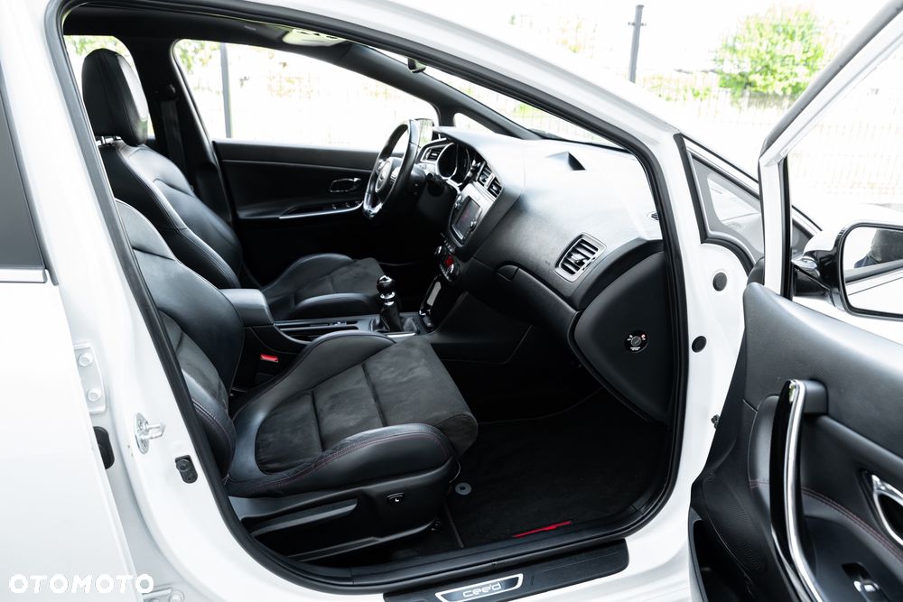Kia Ceed 1.6 T-GDI GT - 23