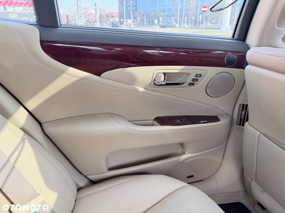 Lexus LS 600h Elite - 13