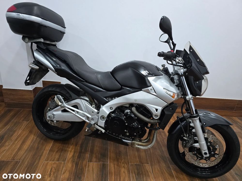 Suzuki GSR - 4