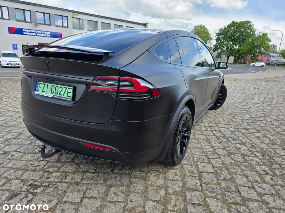 Tesla Model X - 11