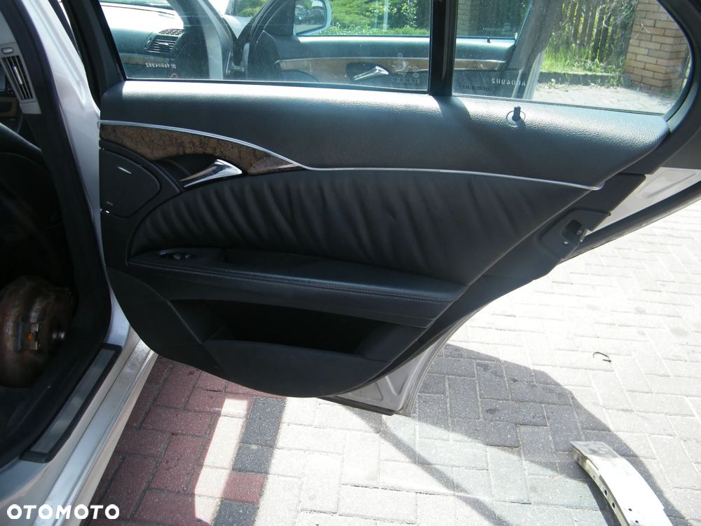 Mercedes – Benz E klasa W211 (02-06r.) 2.7 CDI 176KM. Silnik 647961 (D647961(63S), OM647) Skrzynia 722640 lakier 744 (Srebrny brylantowy- metaliczny). Cały na części. GWARANCJA !!!  Przód Tył Zestaw Komplet Drzwi Klapa Zderzak Błotnik Maska Grill Atrapa Szyba Pas Lampa Lusterko Boczki Fotel Kanapa Kokpit Deska Rozdzielcza Przełącznik Włącznik Sterownik Przewody Wiązka Instalacja Moduł Komputer Czujnik Listwa Pompa Alternator Wtryski Głowica Rozrusznik Kompresor Sprzęgło Dwumas Silnik Skrzynia ABS Klimatyzacji Paliwa Wspomagania Kolektor Turbina Przepustnica Zawór Chłodnica Koło Hak Belka Sanki Zawieszenie Mcpherson Półoś Amortyzator Wydech Tłumik Zacisk Most - 13