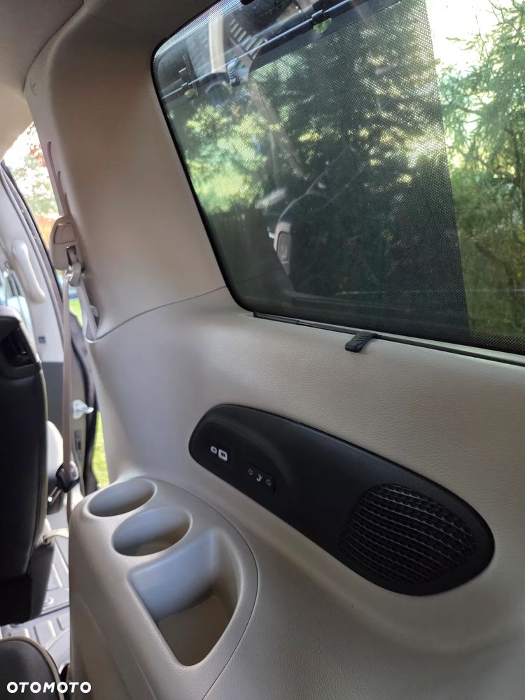 Chrysler Pacifica - 11