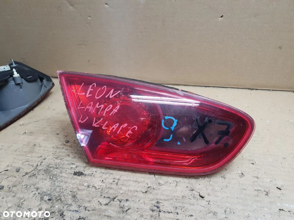LAMPA KLAPY PRAWY TYŁ SEAT LEON II LIFT 1P0945094G - 2