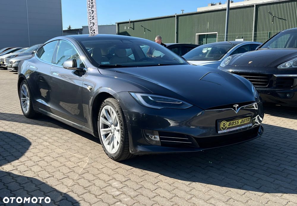 Tesla Model S - 3