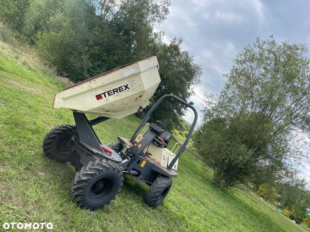 Terex DS030S Benford 3 tony OBROTOWE. Wozidło Budowlane-Rolnicze. Wózek z Obrotową Kolebą. 3 tony ładowność. 4x4. Mocny Silnik 4 cylindry Kubota 50km. 2600 mtg. Jazda 3 prędkości. Maszyna jak Nowa z Norweskiego Gospodarstwa! Ani deka luzów i wycieków! Pełny Oryginał. Hamulce brzytwa. Serwisy w DEKRA. Maszyna Woziła lekkie ładunki. Praktycznie zerowe zużycie. Wielka Okazja. Wszystko w pełnym Oryginale. Opony Oryginał w bardzo dobrym stanie! Potężna moc! - 1