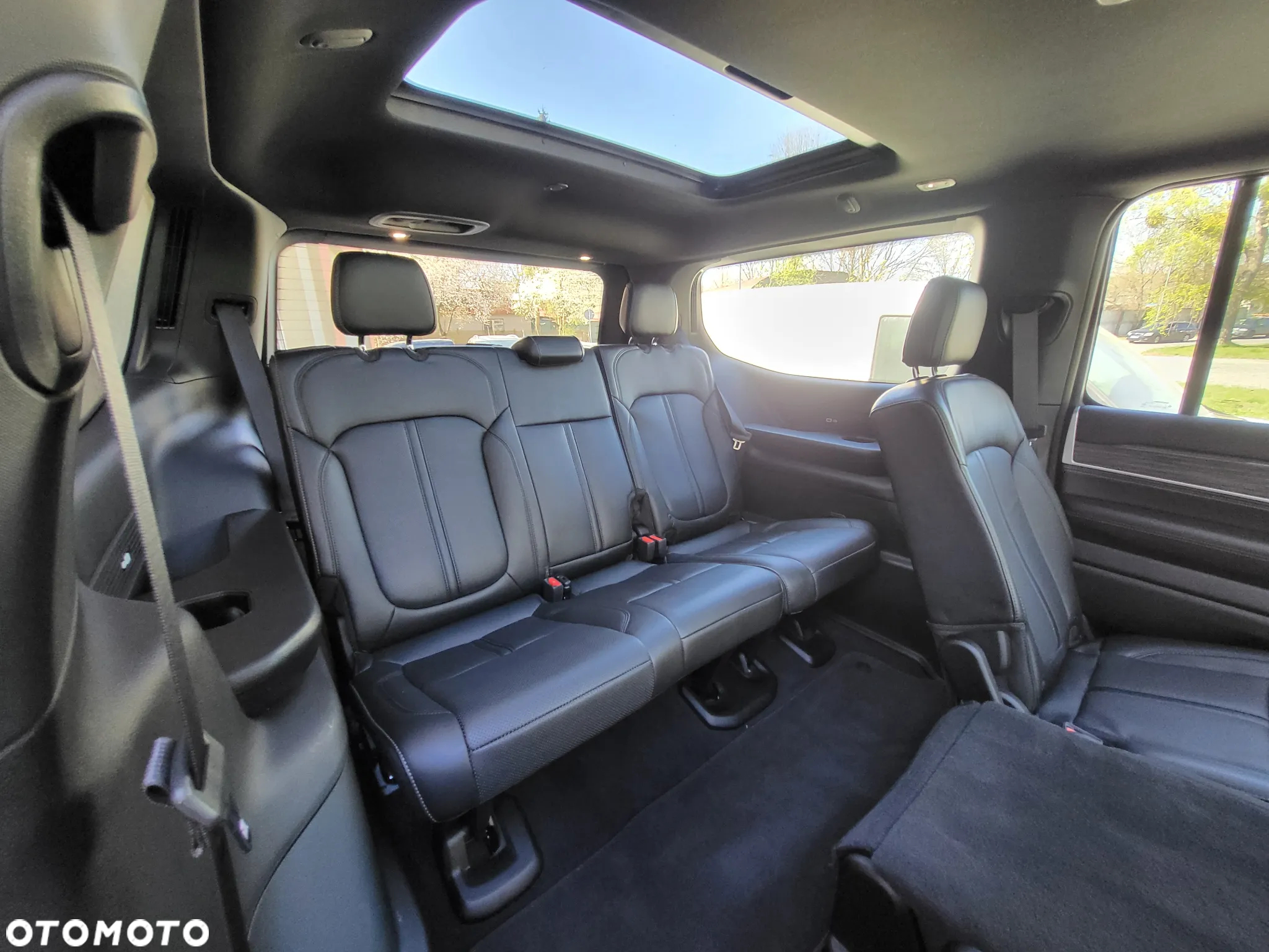 Jeep Wagoneer - 35