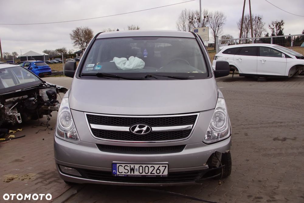 Auto na części - Hyundai H1 II 2.5 CRDI 170 KM D4CB YCQA2 P2S 2012R Silnik Skrzynia Drzwi Maska Błotnik Zderzak Klapa Lusterko Klamka Szyba Deska Kokpit Sterownik Moduł Czujnik Licznik Panel Kierownica - 9