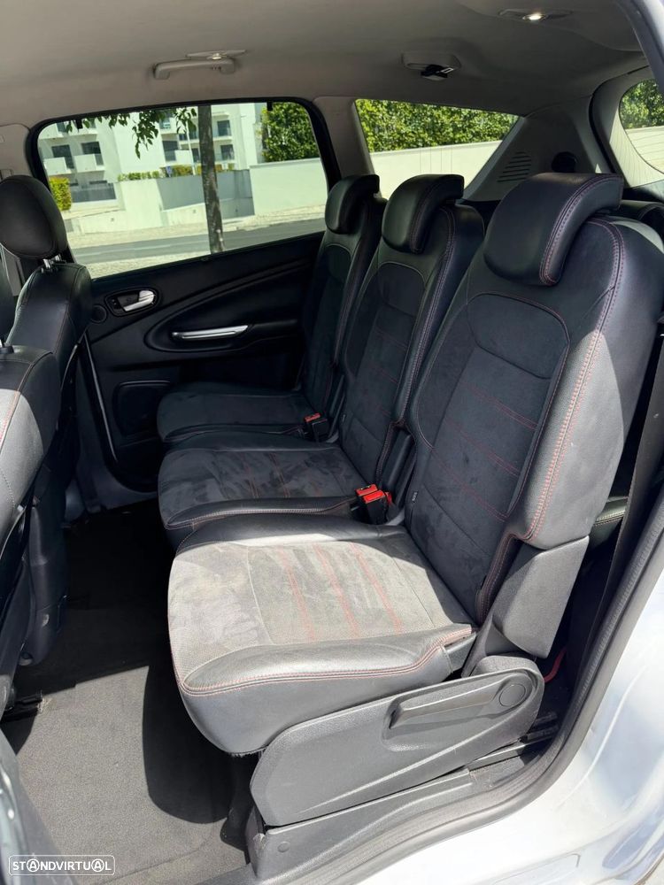 Ford S-Max - 11