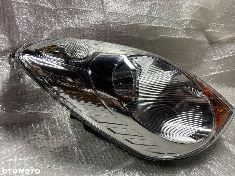 LAMPA PRAWA ZWYKŁA NISSAN NOTE E11 260109U10A - 2