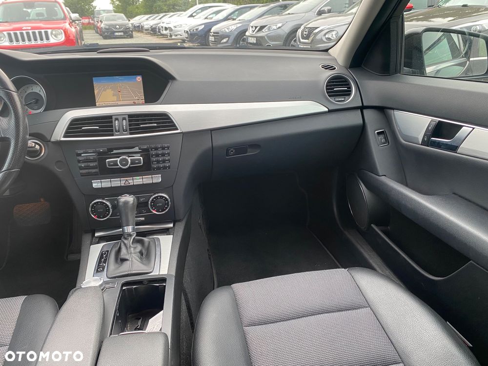 Mercedes-Benz Klasa C 180 CGI Automatik BlueEFFICIENCY Avantgarde - 32