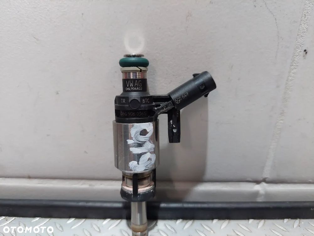 WTRYSKIWACZ AUDI 2,0 TSI NR 06G906036S - 2