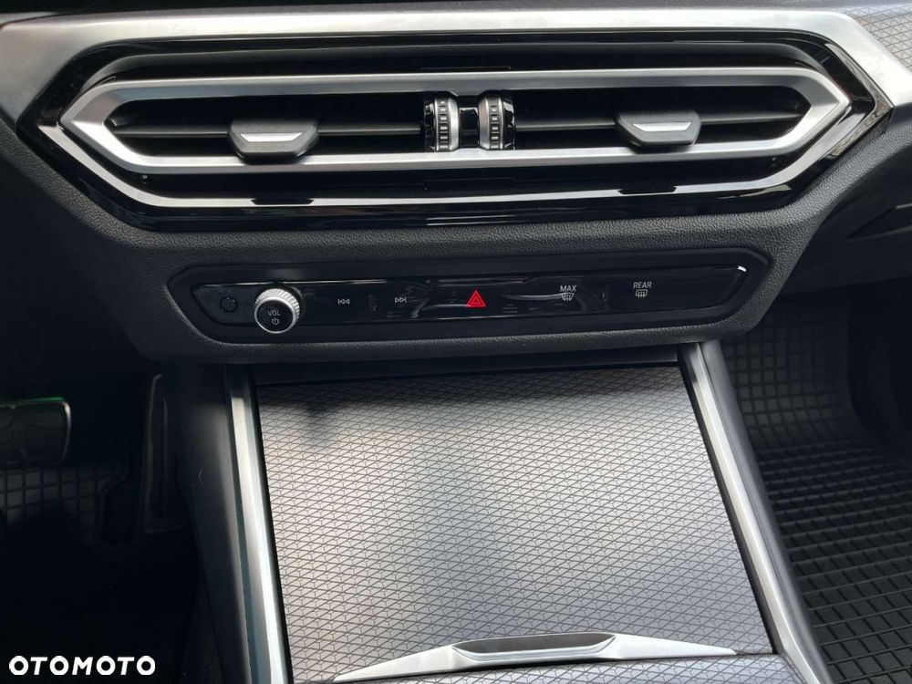 BMW Seria 3 320i Touring M Sport - 25