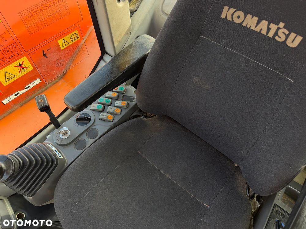 Komatsu Koparka Gąsienicowa 8 ton PC80MR-3. Sprowadzona z Norwegii. Centralne smarowanie!! Maszyna jak Nowa 2016rok. Niski Przebieg3x łamane Ramię. Klimatyzacja ser.DEKRA. Własna pompa paliwa. Ani deka luzów i wycieków. Gąsienice klepki bez zużycia! Podwozie w pięknym stanie. Okazja Maszyna zadbana!! Po serwisach eksploatacyjnych. - 25