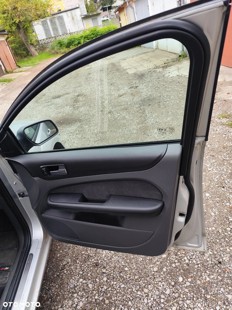 Ford Focus 1.6 Ghia - 21