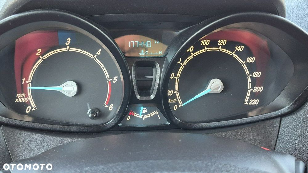 Ford Transit Courier - 15