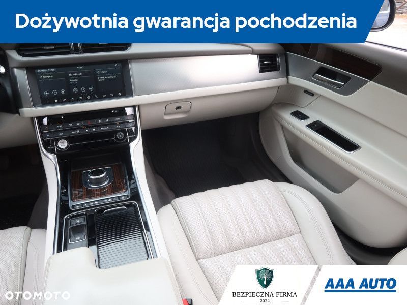 Jaguar XF - 10
