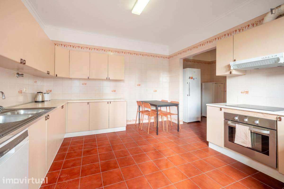 Quarto - localizado em Roma-Areeiro Lisbon - Grande imagem: 4/10