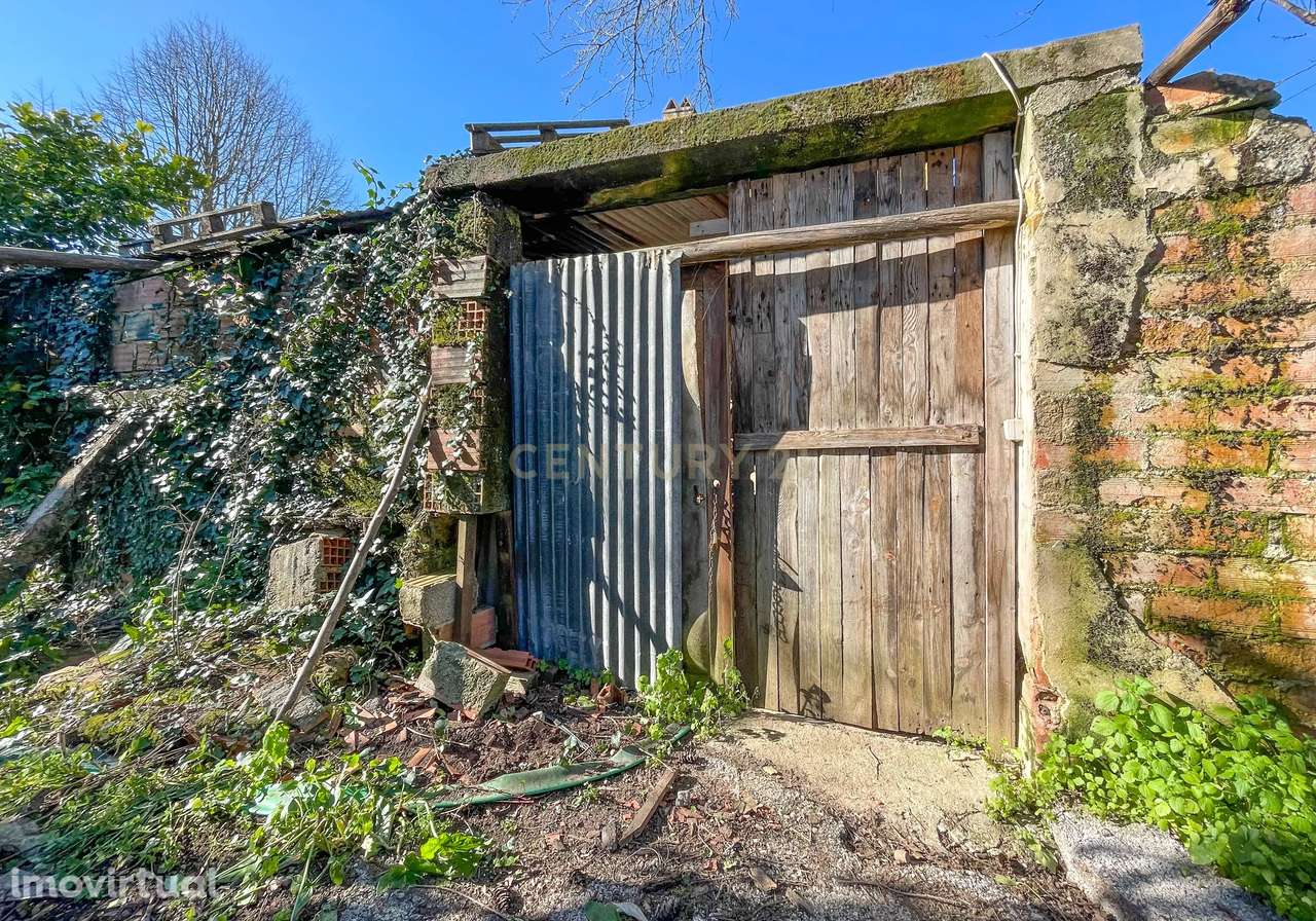 Moradia para restaurar com pátio a poucos minutos de Miranda - Miranda - Grande imagem: 4/10