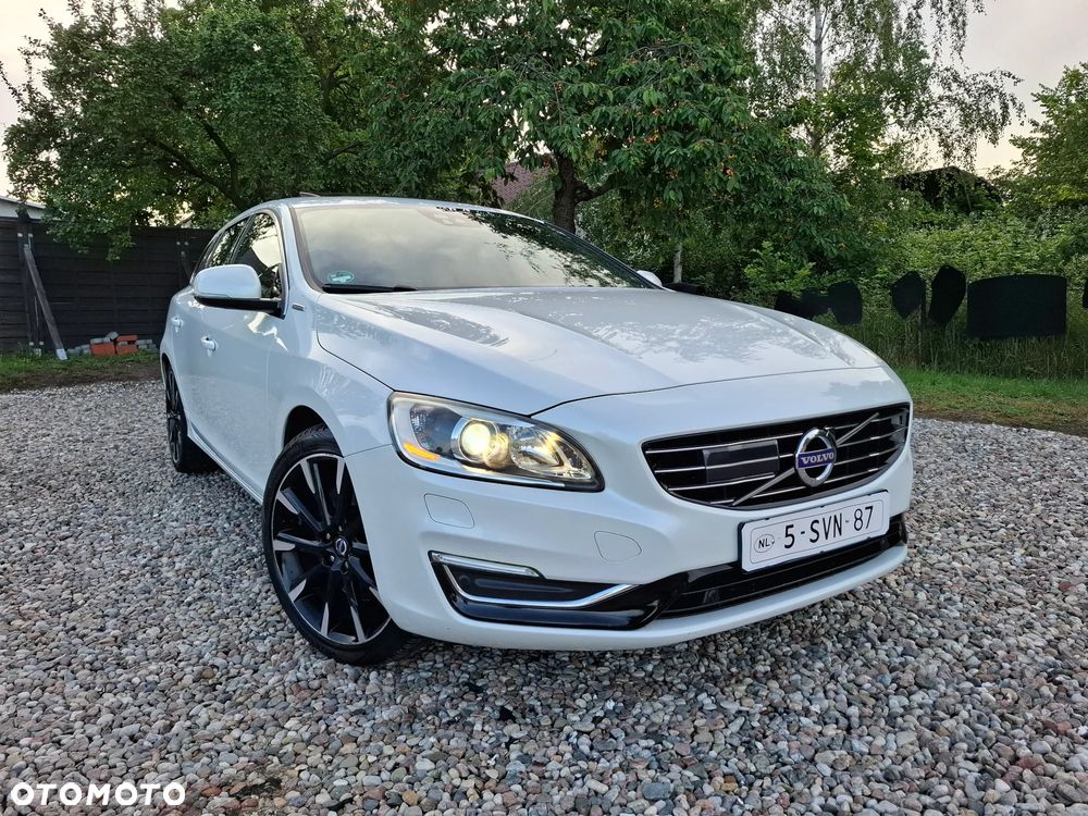 Volvo V60 D6 AWD Plug-in Hybrid R-Design Summum - 26