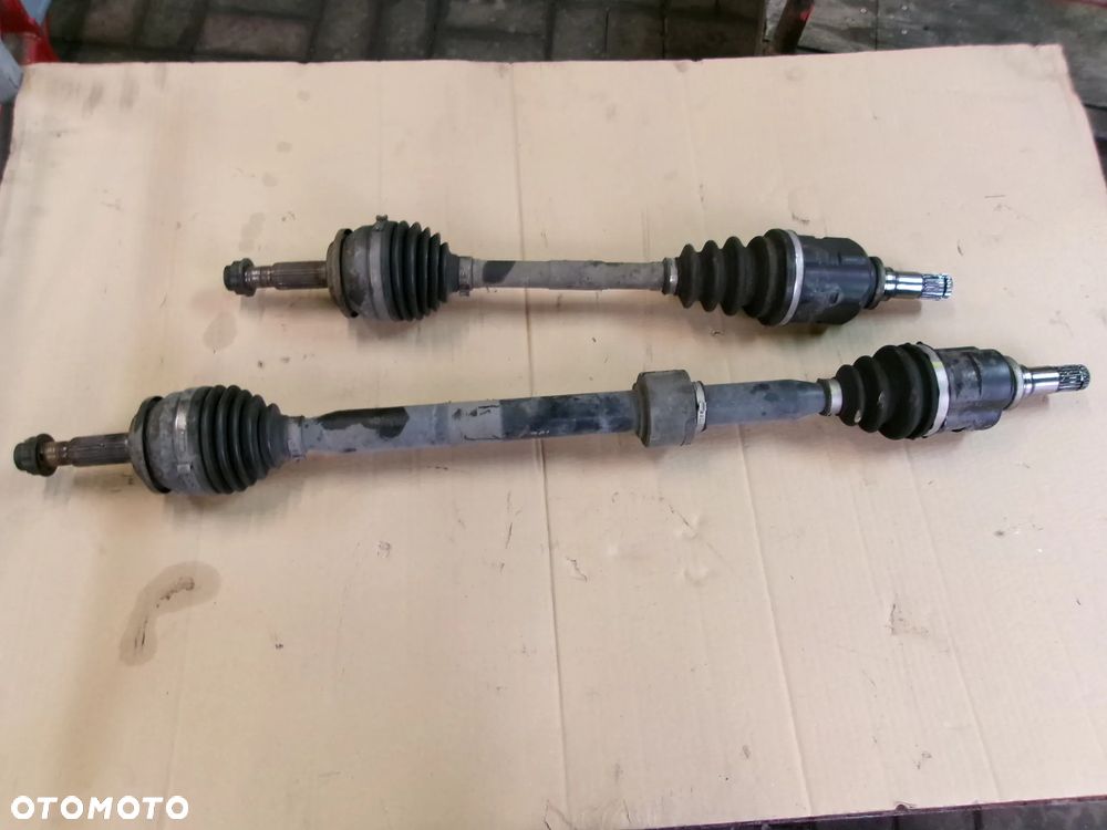PÓŁOŚ PÓŁOŚKA TOYOTA VERSO 09-18   1.8 BENZ - 1