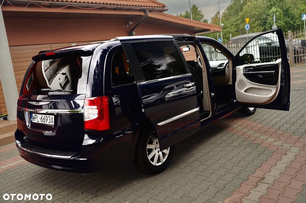 Chrysler Town & Country - 18