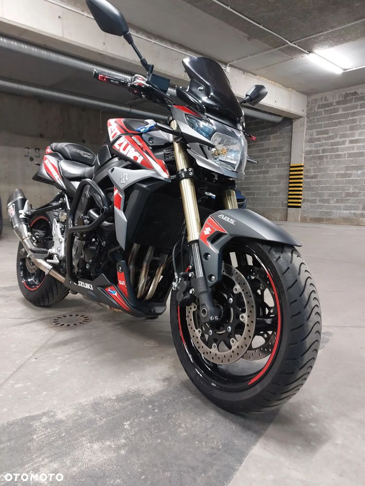 Suzuki GSR - 4