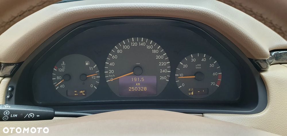 Mercedes-Benz Klasa E 320 T Avantgarde - 29