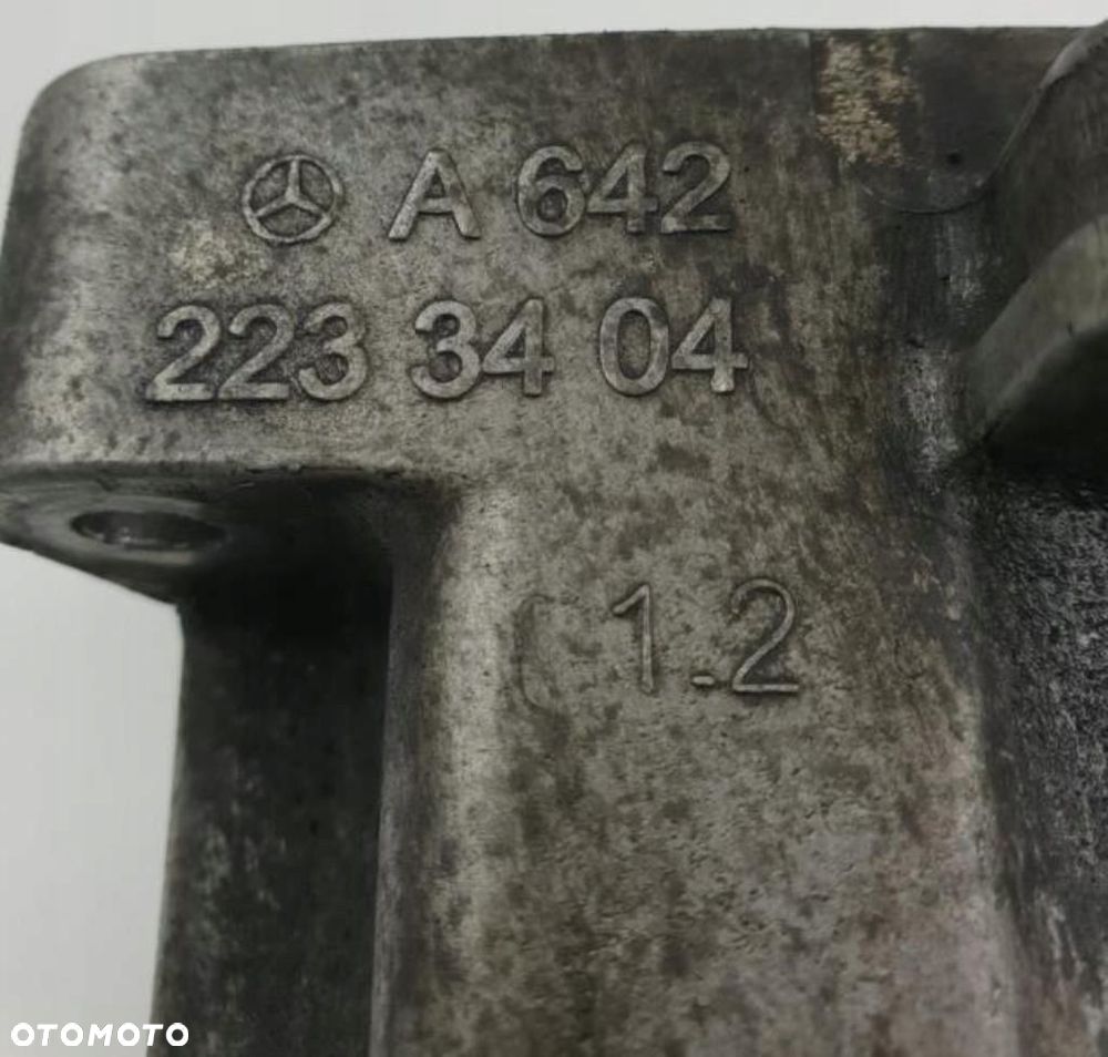 ŁAPA WSPORNIK SILNIKA MERCEDES W212 A6422233404 - 2