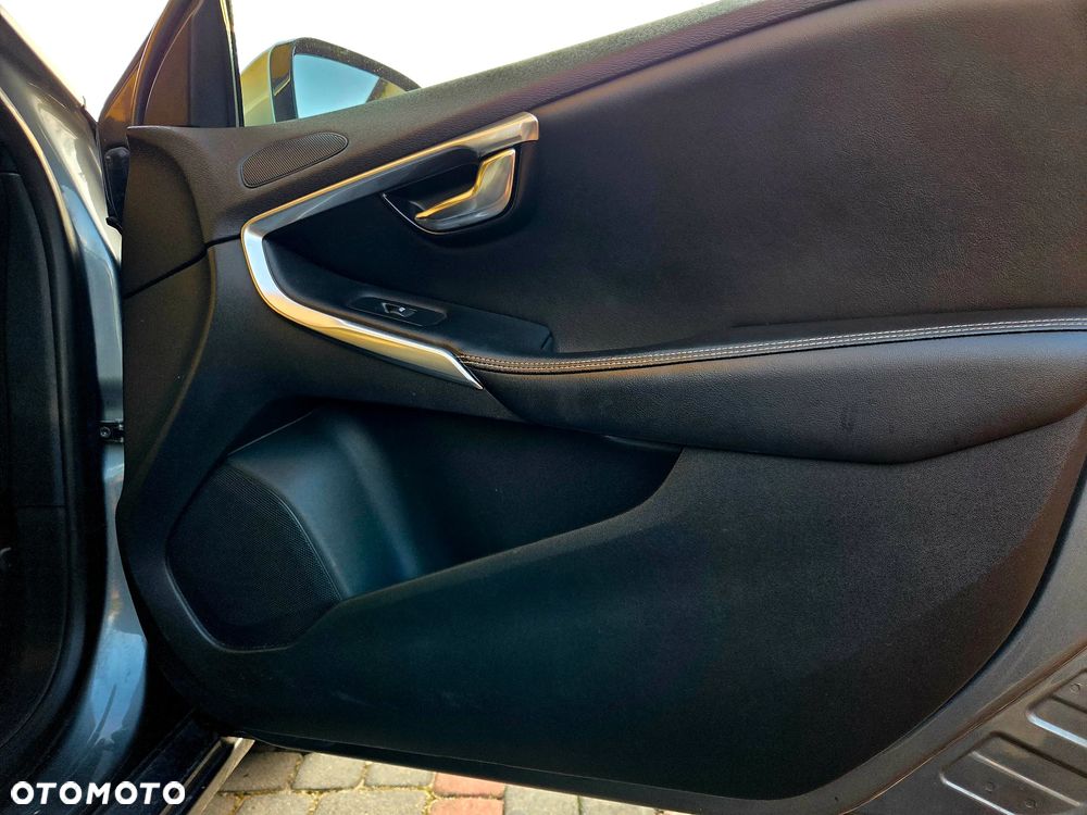 Volvo V40 D2 R Design - 13