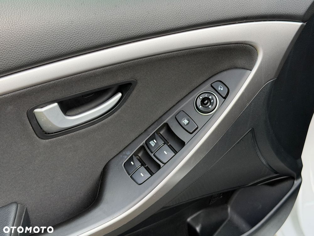 Hyundai i30 blue Kombi 1.4 YES Silver - 32