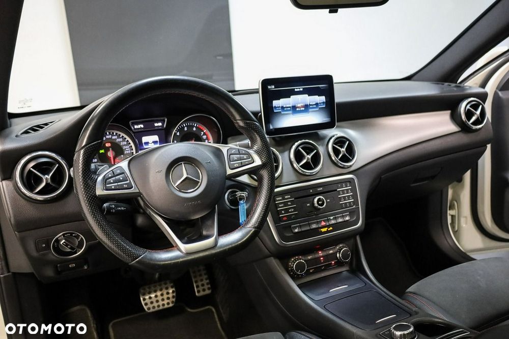 Mercedes-Benz GLA 200 7G-DCT AMG Line - 20