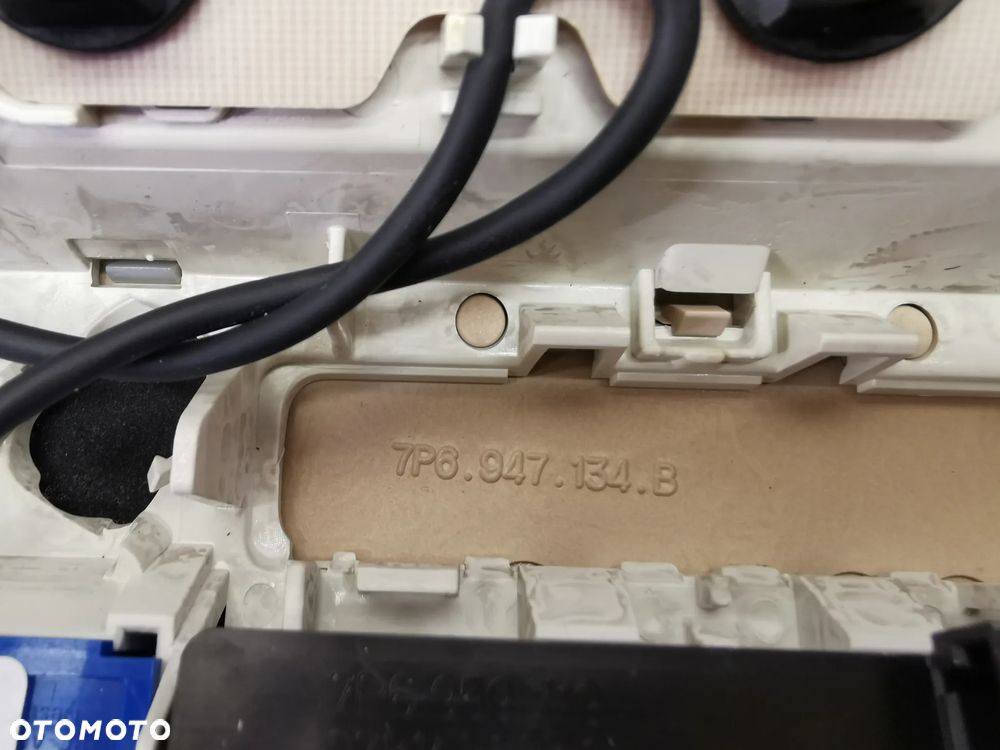 VW TOUAREG II 7P 10-18R PRZEŁĄCZNIKI PODSUFITKI OŚWIETLENIE LAMPKA KABINY KREMOWA BEZOWA 7P6947105H - 4