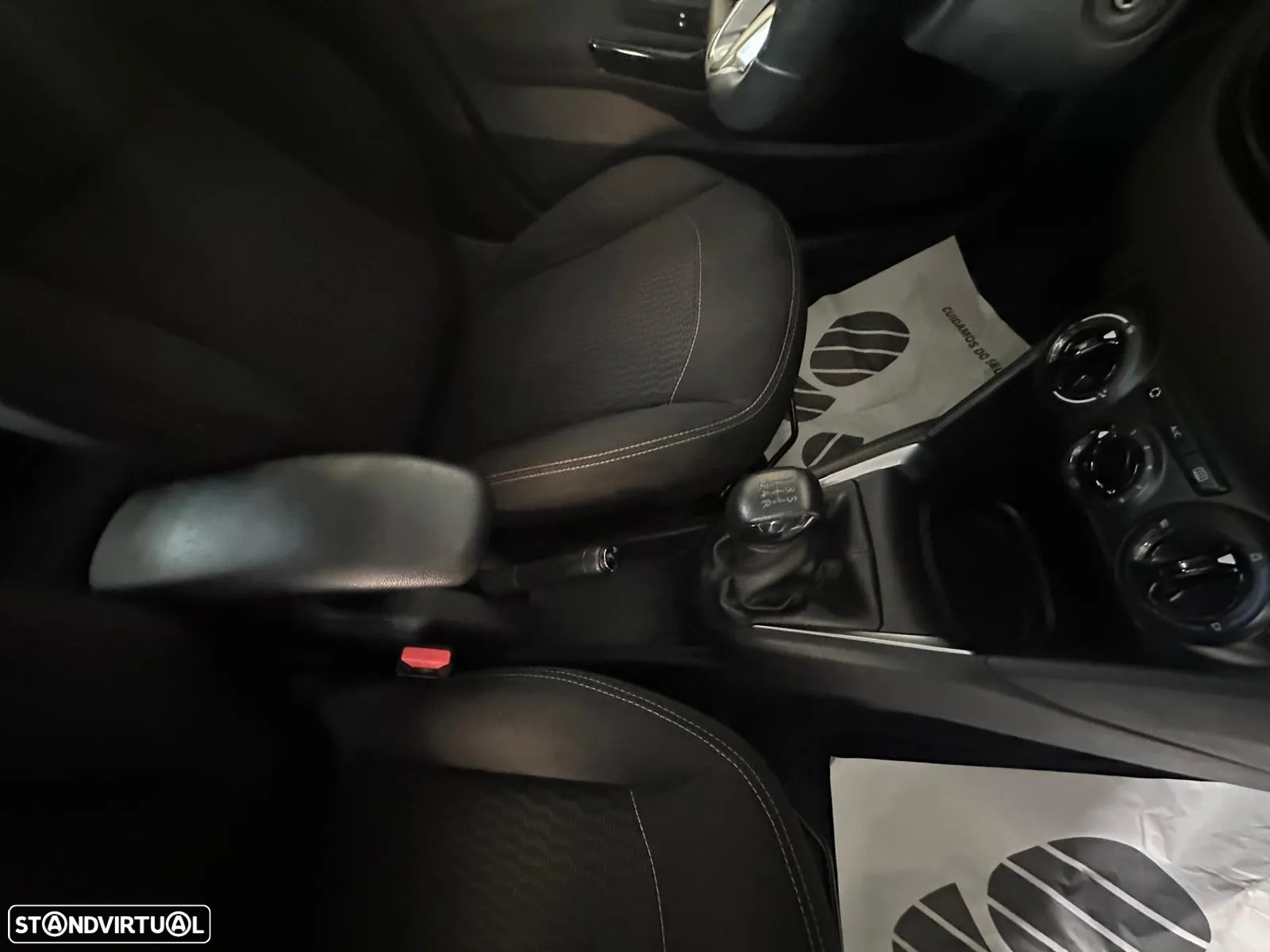 Peugeot 208 - 13