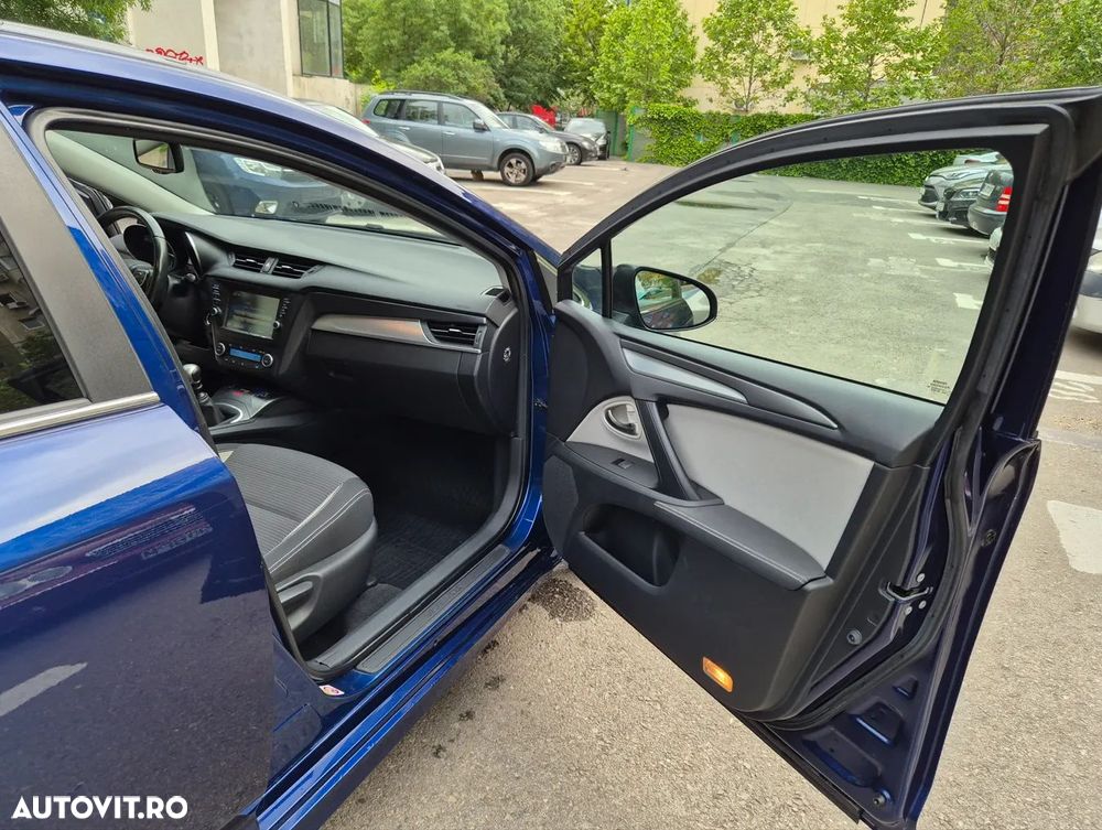 Toyota Avensis 2.0 D-4D Executive - 9