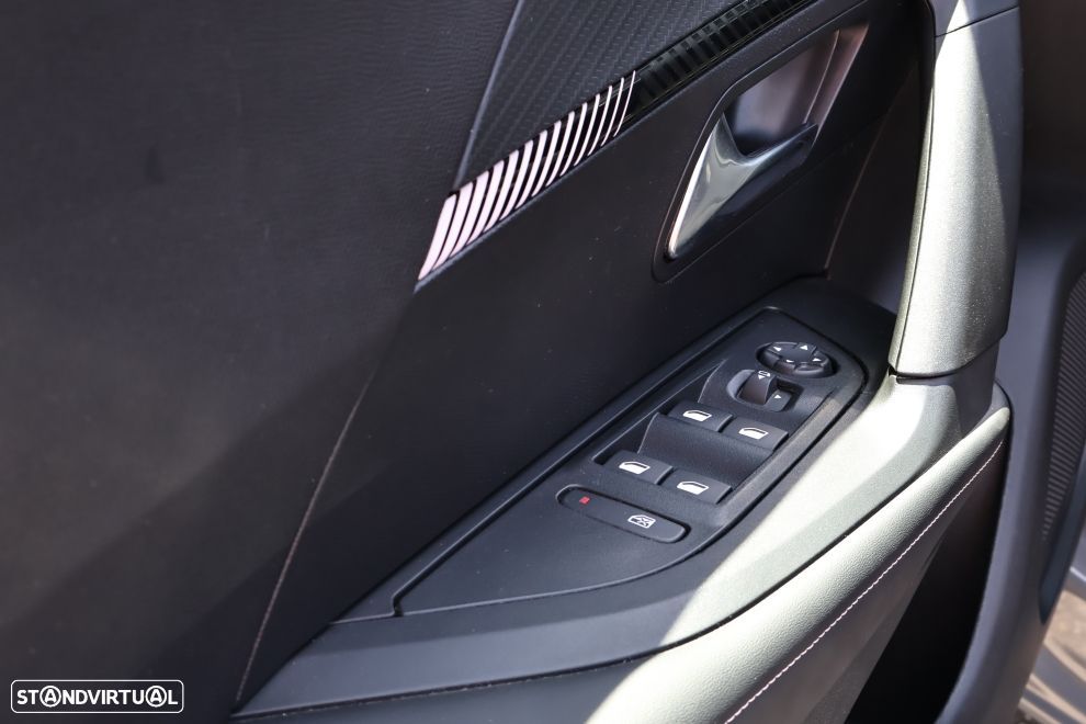 Peugeot 2008 1.2 Hybrid Allure e-DCS6 - 17