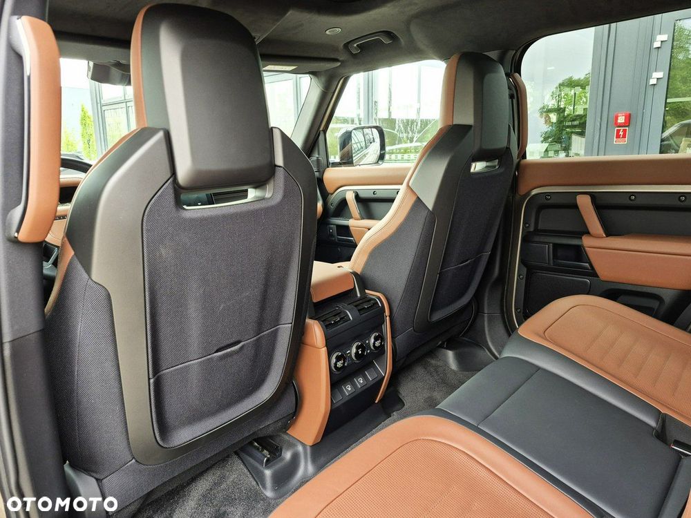 Land Rover Defender - 25