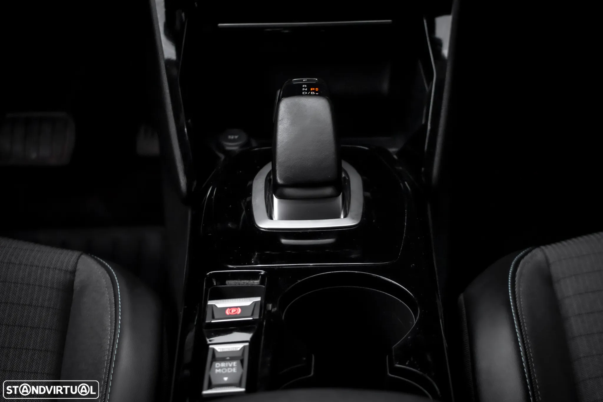 Peugeot e-2008 Allure - 37
