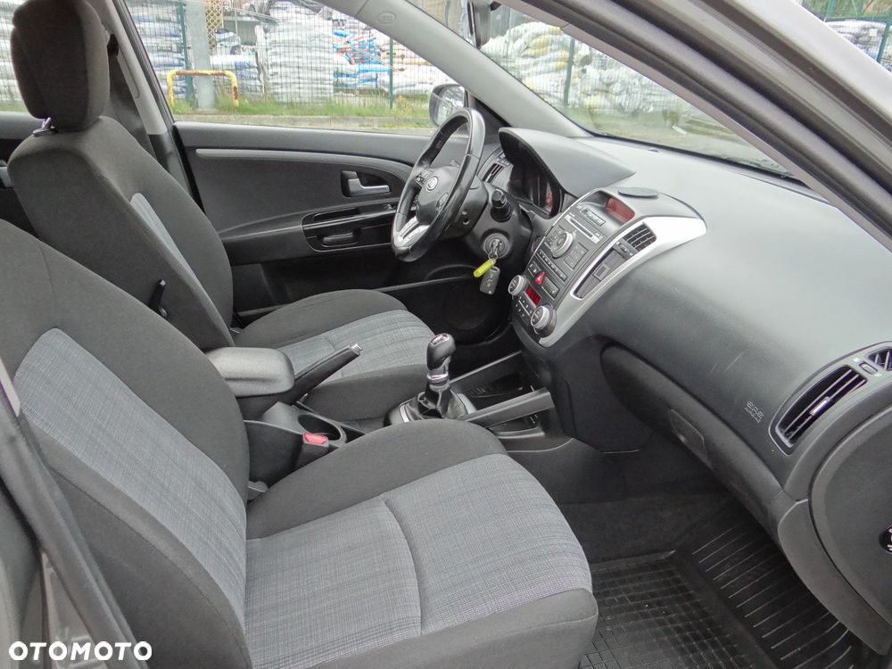 Kia Ceed - 11