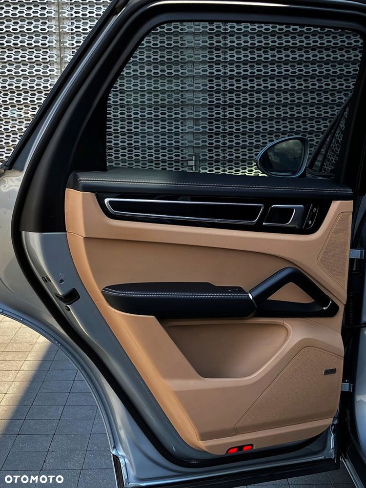 Porsche Cayenne - 22