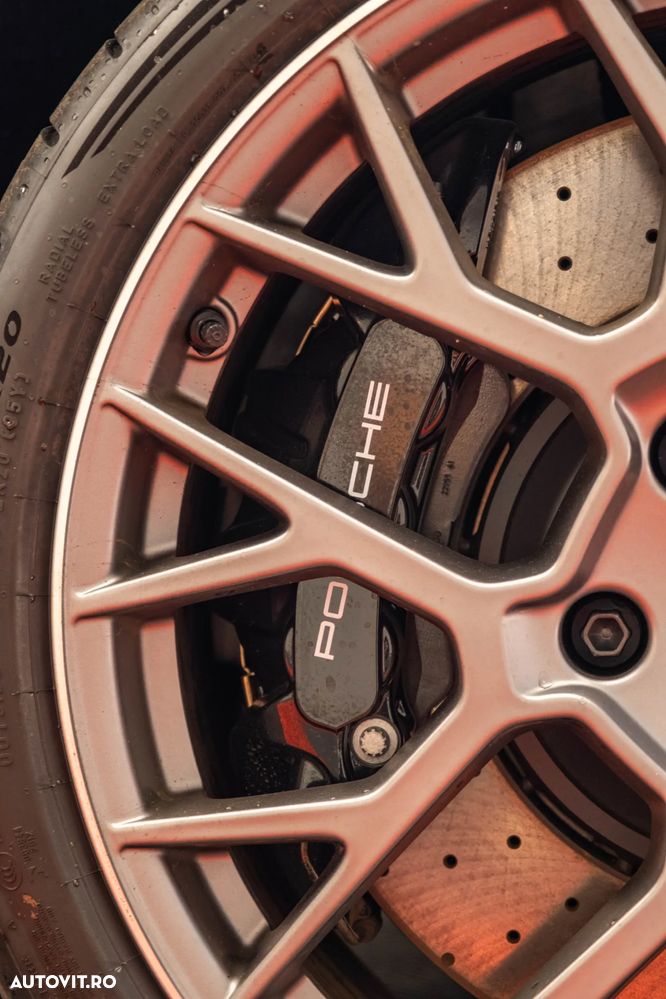 Porsche 911 Carrera 4 GTS PDK - 15